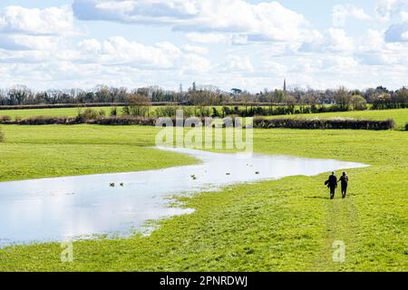 Der lange Wanderweg The Thames Path am Säuglingsfluss Themse 1 km von der Quelle entfernt in Thames Head auf den Cotswolds bei Kemble, Glos. UK Stockfoto