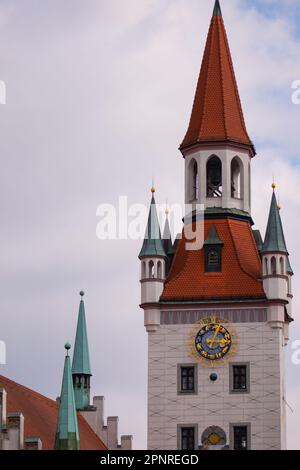 Altes Rathaus, rekonstruierte gotische stadthalle mit Ballsaal und Turm, Marienplatz im Zentrum von München. München, Deutschland. Bild Stockfoto