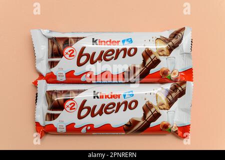 Arahal. Sevilla. Spanien. 18. März 2023. Stillleben mit Kinder Bueno-Schokolade auf hellorangefarbenem Hintergrund. Übermäßiger Konsum von Zuckerdose Stockfoto