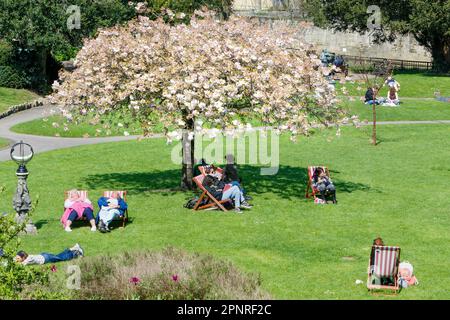 Bath, GB. 20. April 2023. Die Wettervorhersagen sagen, dass in den nächsten Tagen kühleres und bedeckteres Wetter kommen wird, und Besucher der Bath's Parade Gardens können sich vorstellen, wie sie die warme Nachmittagssonne genießen können. Kredit: Lynchpics/Alamy Live News Stockfoto