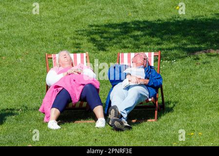 Bath, GB. 20. April 2023. Die Wettervorhersagen sagen, dass in den nächsten Tagen kühleres und bedeckteres Wetter kommen wird, und Besucher der Bath's Parade Gardens können sich vorstellen, wie sie die warme Nachmittagssonne genießen können. Kredit: Lynchpics/Alamy Live News Stockfoto