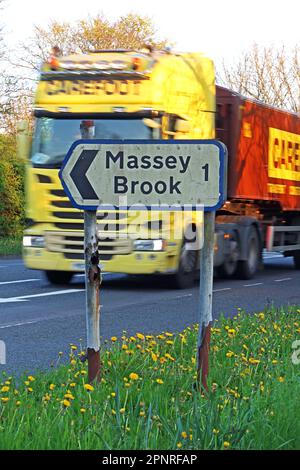 Schnellverkehr auf der Knutsford Road, Grappenhall, in der Nähe der Abzweigung nach Massey Brook, Warrington, Cheshire, England, Großbritannien, WA4 Stockfoto