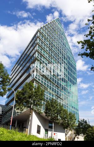 Basel, Schweiz - August 10. 2021: Die St. Der Jakob-Turm wurde von den Architekten Herzog & de Meuron entworfen. Es ist ein berg-Kristall-geformter moderner Multi-Purp Stockfoto