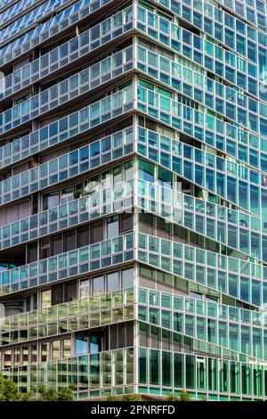 Basel, Schweiz - August 10. 2021: Details zum St. Der Jakob-Turm wurde von den Architekten Herzog & de Meuron entworfen. Es ist ein berg-Kristall in moderner Form Stockfoto