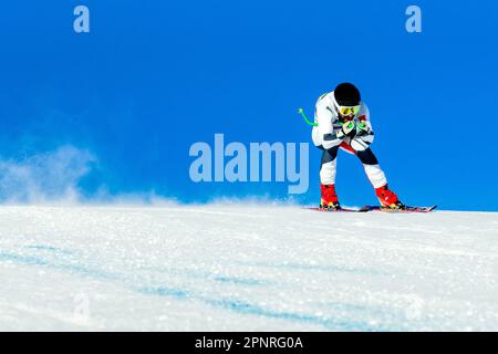 Männlicher Skirennfahrer auf der alpinen Skipiste Abfahrtsrennen, Wintersportspiele Stockfoto