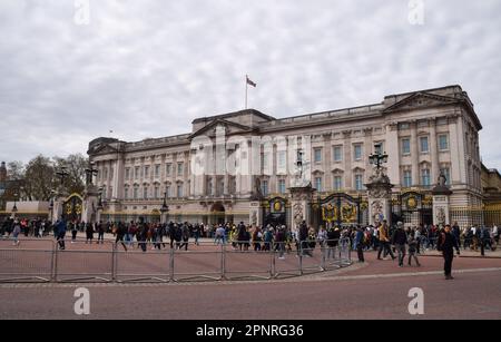 London, Großbritannien. 20. April 2023. Der Buckingham-Palast als Vorbereitungen für die Krönung von König Karl III. Und Königin Camilla, die am 6. Mai stattfindet, wird um London herum fortgesetzt. (Foto: Vuk Valcic/SOPA Images/Sipa USA) Guthaben: SIPA USA/Alamy Live News Stockfoto