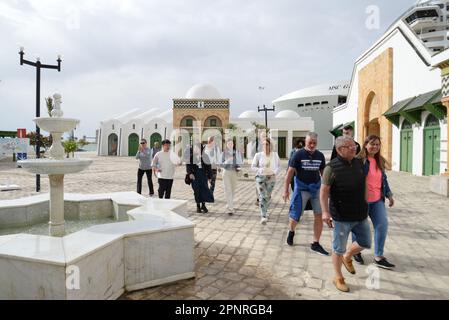 La Goulette, Tunis, Tunesien. 20. April 2023. Touristen kommen am 20. April 2023 im Hafen von La Goulette in Tunis an, da Tunesien die erste Kreuzfahrt von Europa mit mehr als 5450 Touristen an Bord begrüßt. (Kreditbild: © Chohei Mahjoub/ZUMA Press Wire) NUR REDAKTIONELLE VERWENDUNG! Nicht für den kommerziellen GEBRAUCH! Stockfoto