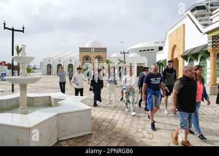 La Goulette, Tunis, Tunesien. 20. April 2023. Touristen kommen am 20. April 2023 im Hafen von La Goulette in Tunis an, da Tunesien die erste Kreuzfahrt von Europa mit mehr als 5450 Touristen an Bord begrüßt. (Kreditbild: © Chohei Mahjoub/ZUMA Press Wire) NUR REDAKTIONELLE VERWENDUNG! Nicht für den kommerziellen GEBRAUCH! Stockfoto