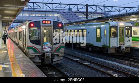 JR East E721 und KIHA 110 Züge am Bahnhof Aizu-Wakamatsu in der Präfektur Fukushima, Japan. Stockfoto