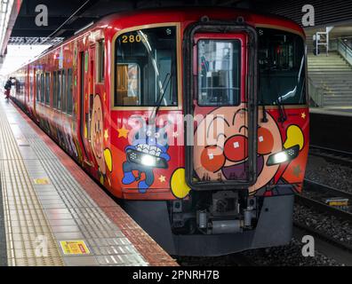 Ein JR West Anpanman Expresszug am Okayama Bahnhof in Japan. Stockfoto