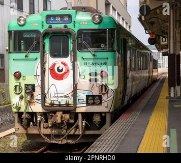 Ein Zug der Serie JR West KIHA 40 am Bahnhof Yonago auf der Sakai Line mit Grafiken aus der Manga-Serie GeGe No Kitaro. Stockfoto