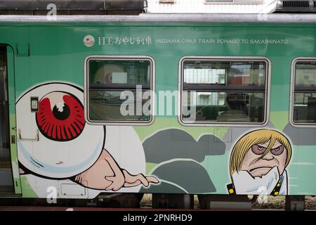 Ein Zug der Serie JR West KIHA 40 am Bahnhof Yonago auf der Sakai Line mit Grafiken aus der Manga-Serie GeGe No Kitaro. Stockfoto