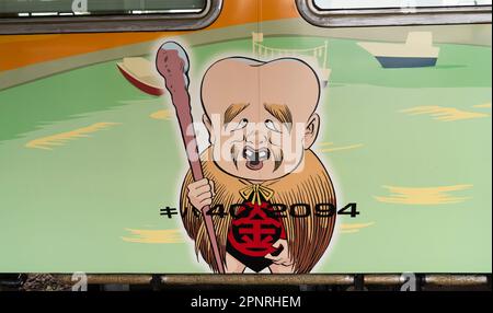 Ein Zug der Serie JR West KIHA 40 am Bahnhof Yonago auf der Sakai Line mit Grafiken aus der Manga-Serie GeGe No Kitaro. Stockfoto