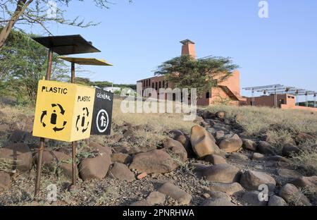 KENIA, Turkana, IT Campus of Loropio, Initiative Learning Lions, digitale Bildung für abgelegene afrika initiiert von Prinz Ludwig von Bayern, Architekt des Campus: Francis Kéré, Abfalleimer für Kunststoff-Recycling Stockfoto