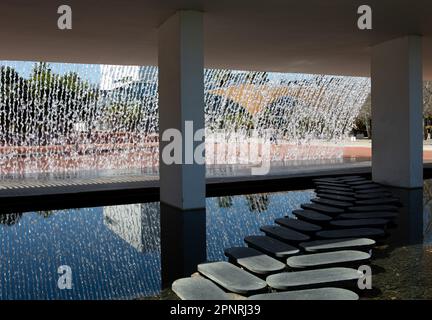 Lissabon, Portugal. 06. April 2023. Der künstliche Wasserfall im Garten „Jardins da Agua“ im Park der Nationen. Kredit: Viola Lopes/dpa/Alamy Live News Stockfoto