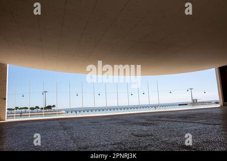 Lissabon, Portugal. 06. April 2023. Der „Pavilhao de Portugal“ im Park der Nationen mit seiner abgehängten Betondecke, während der Gondellift über dem Tejo im Hintergrund zu sehen ist. Der „Pavilhao de Portugal“ wurde als Ausstellungsgebäude für die Weltausstellung 98 für das Gastland Portugal nach den Plänen der Architektin Siza Vieira errichtet. Kredit: Viola Lopes/dpa/Alamy Live News Stockfoto