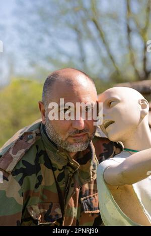 Kleiderpuppe als Spatzenschrecker Stockfoto