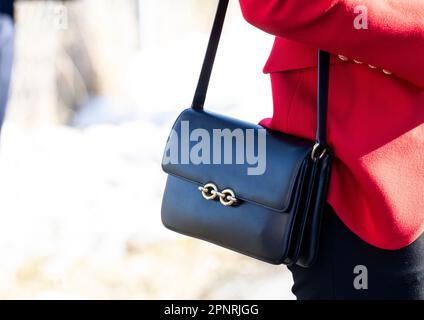 Die Handtasche der Crown Princess Victoria besucht am 20. April 2023 Jamtli, Jämtlands Bezirksmuseum in Östersund, Schweden. Foto: Pontus Lundahl/TT/Code 100 Stockfoto