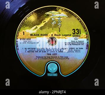 Nahaufnahme eines mittleren Etiketts auf einer Original-1979-Pressvorrichtung einer Vinylscheibe Black Rose – A Rock Legend von Thin Lizzy Stockfoto