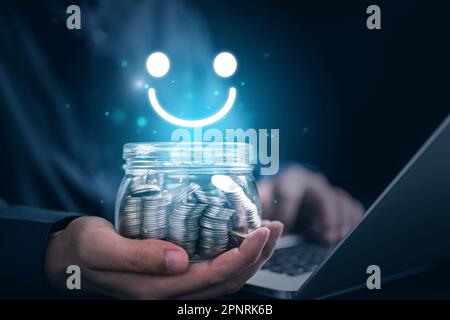 Beste Sicherheit für Kosteneinsparungen. Lächelnd mit viel Geld sparen in der Bank. Stockfoto