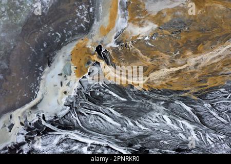 Luftaufnahme über das Gletscherbecken des Flusses Virkisá entlang des Gletschers Falljökull im Winter im Austurland, Teil von Vatnajökull, der größten Eiskappe in Island Stockfoto