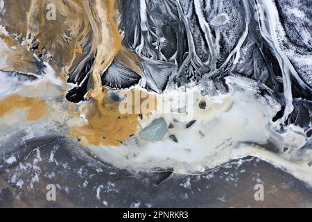 Luftaufnahme über das Gletscherbecken des Flusses Virkisá entlang des Gletschers Falljökull im Winter im Austurland, Teil von Vatnajökull, der größten Eiskappe in Island Stockfoto