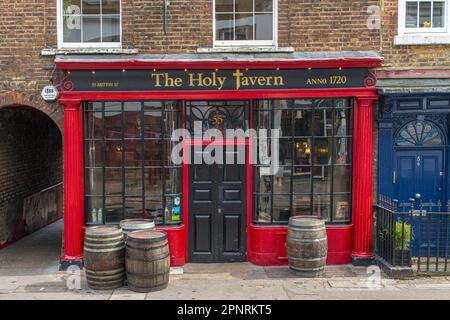 Außenansicht der Holy Tavern, früher Jerusalem Tavern in Britton Street, Clerkenwell, London, England, Großbritannien. Stockfoto