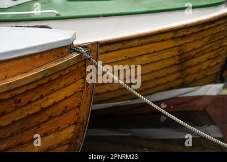 Ein Seil hängt am Bug eines alten Holzboots Stockfoto