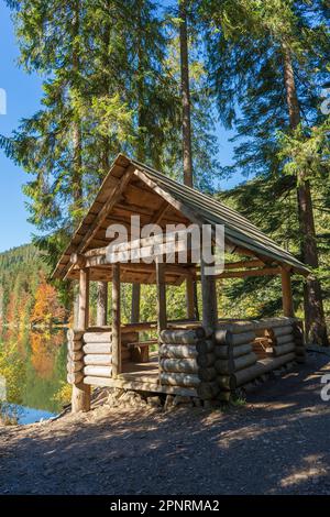 Holzpavillon zum Entspannen nahe dem Synevyr-See am Herbstwald in den Karpaten an einem sonnigen Herbsttag. Westukraine Stockfoto