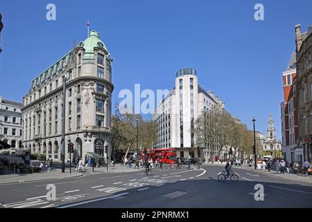 London, Großbritannien. Kreuzung von Aldwych und Strand mit Blick nach Osten, die neu gestaltete Fußgängerzone des Strandes befindet sich auf der rechten Seite. Stockfoto