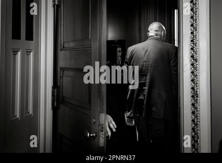 Washington, Vereinigte Staaten. 18. April 2023. US-Senator John Fetterman (Demokrat von Pennsylvania) trifft am Dienstag, den 18. April 2023, zum Mittagessen der Senat Democrat Policy im US Capitol in Washington ein. Kredit: Rod Lamkey/CNP/dpa/Alamy Live News Stockfoto