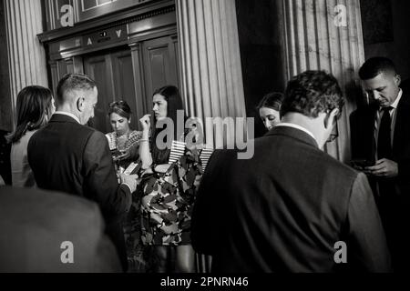 Washington, Vereinigte Staaten. 18. April 2023. Die Mitarbeiter des Senats warten auf ihre Senatoren außerhalb des vom Senat Republicanâs veranstalteten Mittagessens im US Capitol in Washington, DC, Dienstag, den 18. April 2023. Kredit: Rod Lamkey/CNP/dpa/Alamy Live News Stockfoto