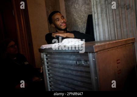 Washington, Vereinigte Staaten. 18. April 2023. Am Dienstag, den 18. April 2023, arbeitet ein Caterer Republicanâs das Mittagessen des Senats im US Capitol in Washington, DC. Kredit: Rod Lamkey/CNP/dpa/Alamy Live News Stockfoto