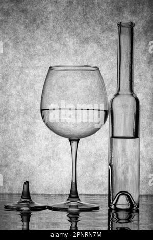 Schwarz-weiß Stillleben mit Flaschen und zerbrochenem Glas Stockfoto