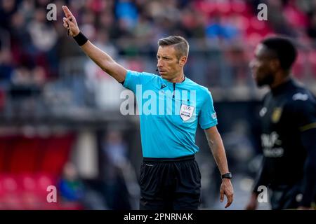 Alkmaar, Niederlande. 20. April 2023. ALKMAAR, NIEDERLANDE - APRIL 20: Schiedsrichter Davide Massa reagiert während des Viertelfinals der UEFA Europa Conference League 2. Leg Match zwischen AZ und RSC Anderlecht im AFAS-Stadion am 20. April 2023 in Alkmaar, Niederlande (Foto von Patrick Goosen/Orange Pictures). Guthaben: Orange Pics BV/Alamy Live News Stockfoto