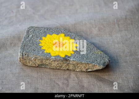 Stein mit gebürstetem Blumendesign Stockfoto