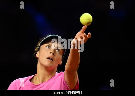 Stuttgart, Deutschland. 20. April 2023. Tennis: WTA Tour - Stuttgart, Singles, Frauen, 2. Runde in Porsche Arena, Maria (Deutschland) - Garcia (Frankreich). Tatjana Maria dient. Kredit: Marijan Murat/dpa/Alamy Live News Stockfoto