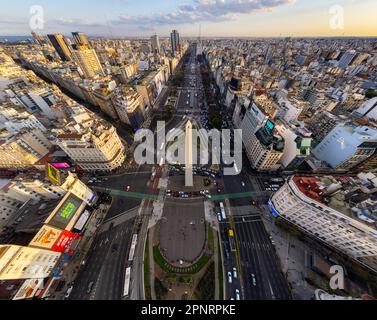 Die Drohne drehte die Stadtlandschaft des Obelisken in Buenos Aires. Stockfoto