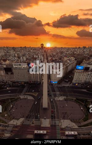 Drohnenaufnahme der Stadtlandschaft des Obelisken in Buenos Aires bei Sonnenuntergang. Stockfoto