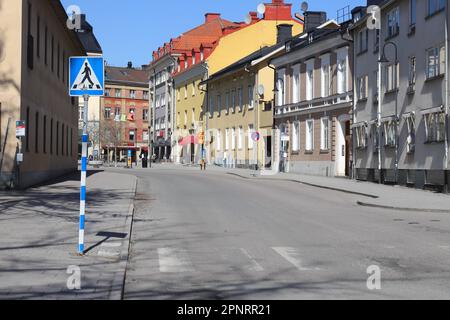 Sodertalje, Schweden - 15. April 2023: Blick auf die leere Saltsjogatan-Straße im Zentrum von Sodertalje. Stockfoto