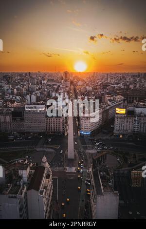 Drohnenaufnahme der Stadtlandschaft des Obelisken in Buenos Aires bei Sonnenuntergang. Stockfoto