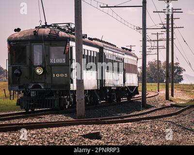 Ein alter Elektrozug fährt entlang der ehemaligen Hauptlinie der Sacramento Northern Railway, die vom Western Railway Museum betrieben wird. Stockfoto