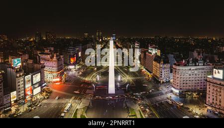 Drohnenaufnahme des Obelisken in der Innenstadt von Buenos Aires bei Nacht. Stockfoto