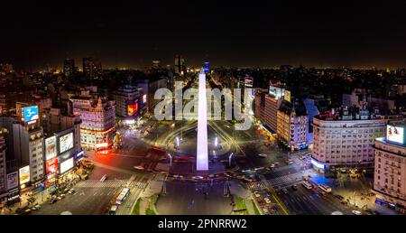 Drohnenaufnahme des Obelisken in der Innenstadt von Buenos Aires bei Nacht. Stockfoto