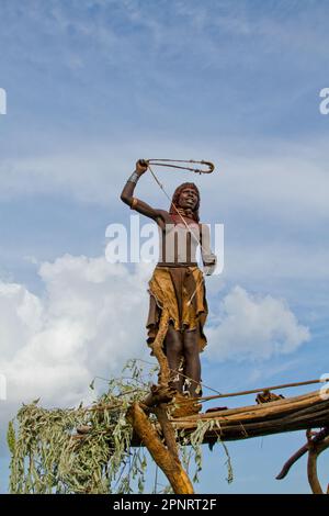 Eine traditionelle Schleuder zum Ausstoßen von Vögeln aus landwirtschaftlichen Feldern Hamer-Stamm, Äthiopien Stockfoto