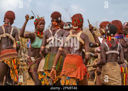 Bullensprung-Zeremonie, Familienangehörige tanzen Hamer-Stamm, Äthiopien Stockfoto