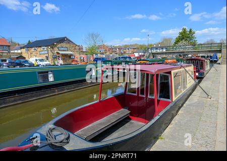 An einem Frühlingsmorgen auf dem Llangollen-Kanal im Trevor-Becken verlegten Schmalboote. Stockfoto