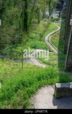 Blick auf die verwinkelten Stufen neben dem Pontcysyllte Aquädukt in Nordwales. Stockfoto