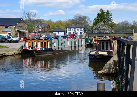 An einem sonnigen Frühlingstag auf dem Llangollen-Kanal verlegten Schmalboote im Trevor-Becken. Stockfoto