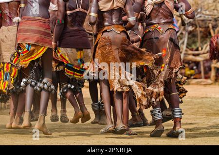 Bullensprung-Zeremonie, Familienangehörige tanzen Hamer-Stamm, Äthiopien Stockfoto